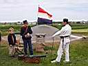 De man in het wit heeft de vulstok, de soldaat heeft het kruid en gaat de vulstuk vullen