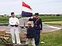 En met een applaus en een saluut van de soldaat verlaat de kleine man het slagveld